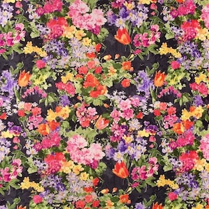 Könnte beinhalten: Ein farbenfroher Blumenstoffdruck mit verschiedenen Blumen in den Farben Rosa, Rot, Gelb, Lila und Weiß auf schwarzem Hintergrund.