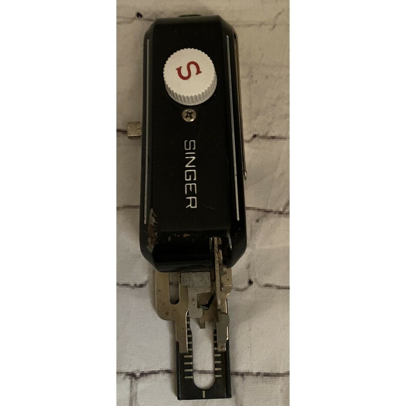 Vtg Singer USA Handheld Sewing Machine Buttonholer Button Hole 160743