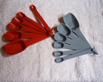 Vintage Plastic Measuring Spoons 2 Complete Set Of 6 Blue Red 1/8 Tsp to 1 TBS