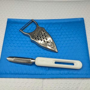 Vintage 2 Vegetable Peeler S&S Devault Grater / Bonny Parer Corer Set  Pre-Owned