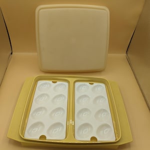Vintage Tupperware Deviled Egg Keeper Carrier Tray Container Harvest Gold 723
