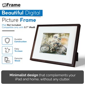 Pu&ograve; includere: Una cornice digitale in legno marrone scuro con un passepartout bianco e uno sfondo bianco. La cornice mostra un'immagine di due bambini che vanno in bicicletta. La cornice &egrave; compatibile con iPad da 9,7 pollici. Il testo "iFrame Beautiful Digital Picture Frame" &egrave; nella parte superiore dell'immagine. Il testo "IPad Not Included: Compatible only with 9.7" iPads" &egrave; sotto la cornice. Il testo "Minimalist design that complements your iPad and home, without any clutter." &egrave; nella parte inferiore dell'immagine.