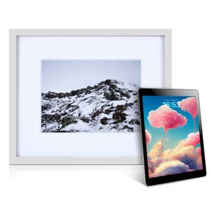 Pu&ograve; includere: Una cornice bianca con una foto di paesaggio di una catena montuosa innevata. Un tablet nero con un design di nuvole rosa e blu &egrave; in primo piano.