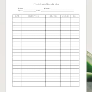 Op de afbeelding: Een witte onderhoudslogboek voor voertuigen met zwarte lijnen en tekst. De log bevat velden voor datum, beschrijving, locatie, kilometerstand en kosten. De bovenkant van de log bevat velden voor merk, model, jaar en VIN.