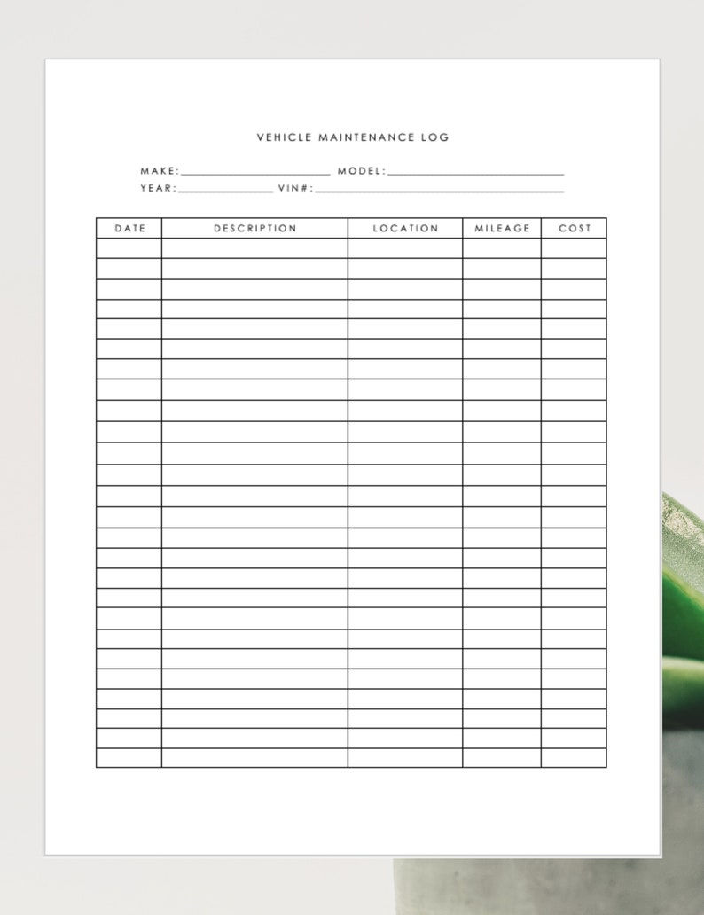 Op de afbeelding: Een witte onderhoudslogboek voor voertuigen met zwarte lijnen en tekst. De log bevat velden voor datum, beschrijving, locatie, kilometerstand en kosten. De bovenkant van de log bevat velden voor merk, model, jaar en VIN.