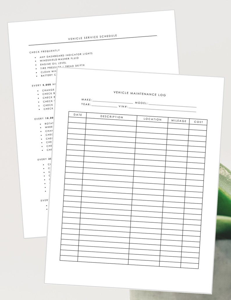 Op de afbeelding: Twee witte papieren vellen met zwarte tekst. E&eacute;n vel is een voertuigonderhoudsschema en het andere is een voertuigonderhoudslogboek. Het onderhoudsschema vermeldt items die regelmatig en met specifieke kilometerintervallen moeten worden gecontroleerd.