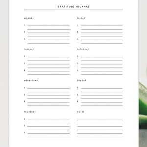 Puede incluir: Un diario de gratitud imprimible con un dise&ntilde;o simple en blanco y negro. El diario est&aacute; dividido en secciones para cada d&iacute;a de la semana, con espacio para tres entradas por d&iacute;a. Tambi&eacute;n hay una secci&oacute;n para notas.