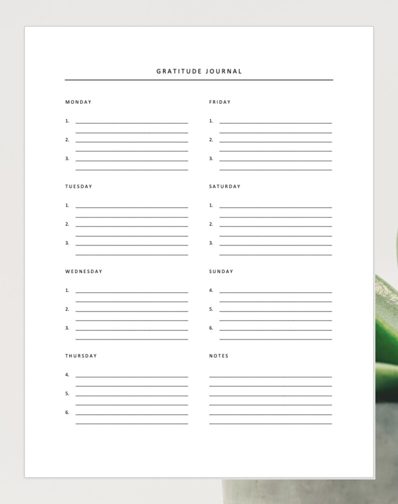 Puede incluir: Un diario de gratitud imprimible con un dise&ntilde;o simple en blanco y negro. El diario est&aacute; dividido en secciones para cada d&iacute;a de la semana, con espacio para tres entradas por d&iacute;a. Tambi&eacute;n hay una secci&oacute;n para notas.
