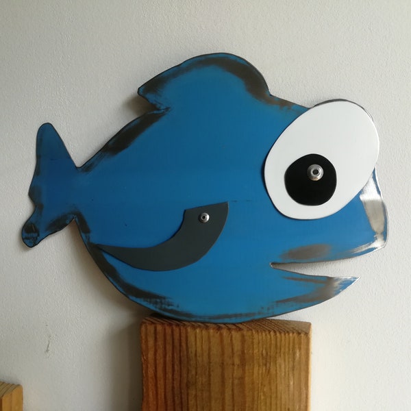 Poisson humoristique réalisé avec un fût recyclé pour décoration murale en métal