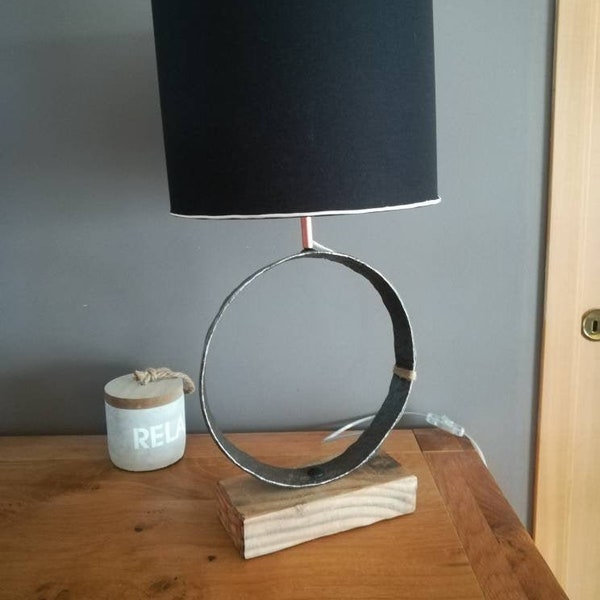 Lampe originale, lampe chic moderne réalisée avec un cercle de tonneau de vin recyclé et son socle en bois, luminaire, bureau, atelier