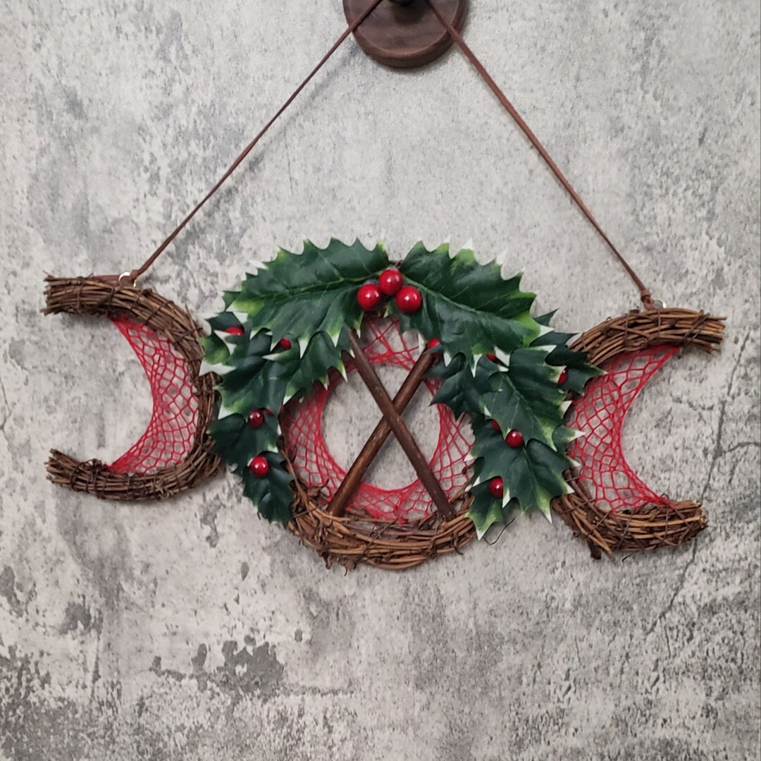 Gebo Holly Rune Wreath, Winter Solstice Viking Decor - Etsy