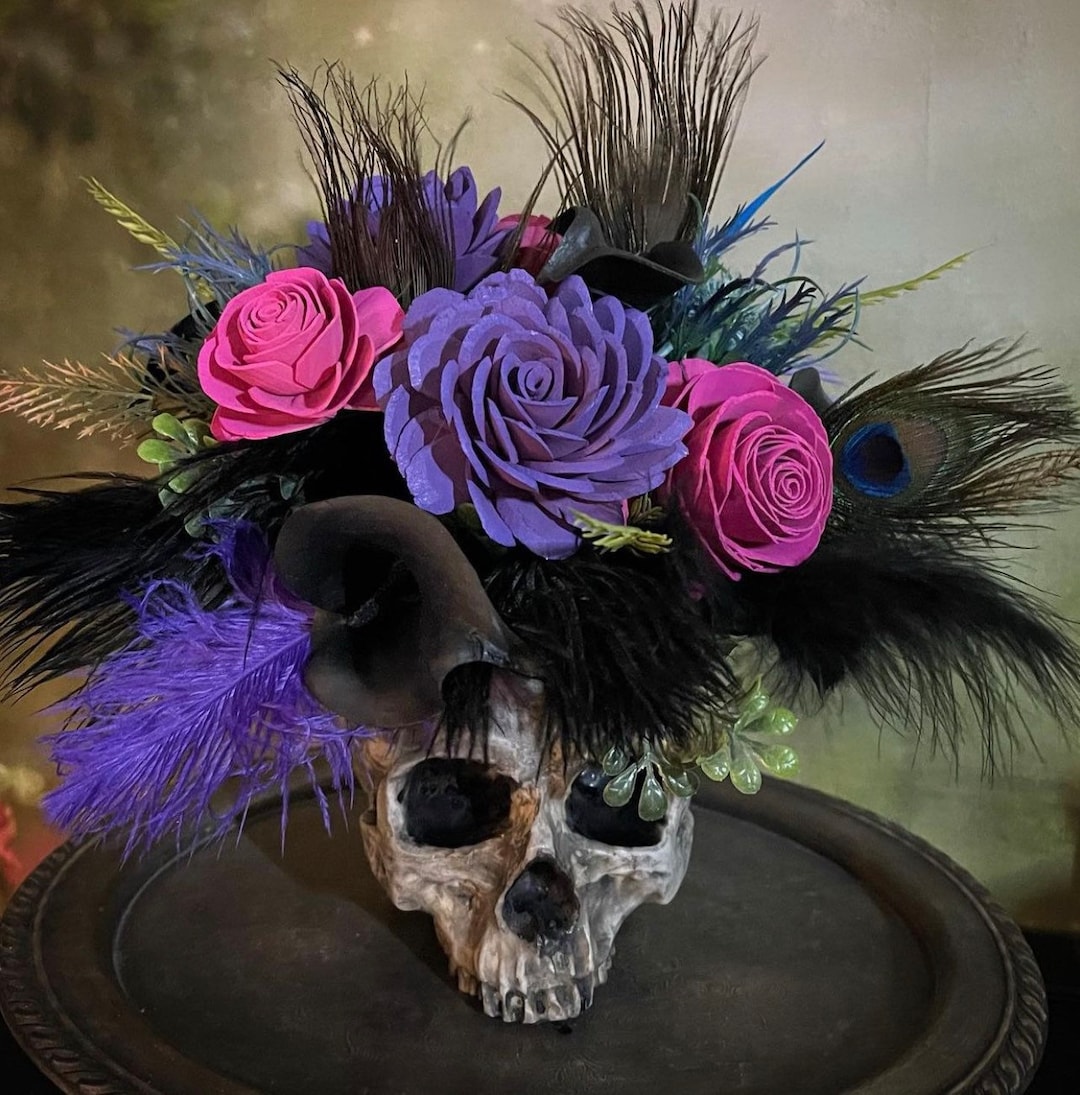 Centro de mesa con calavera gótica: rosa fuerte, rosa violeta y plumas  negras para boda. - Etsy México, image size:1080x1095