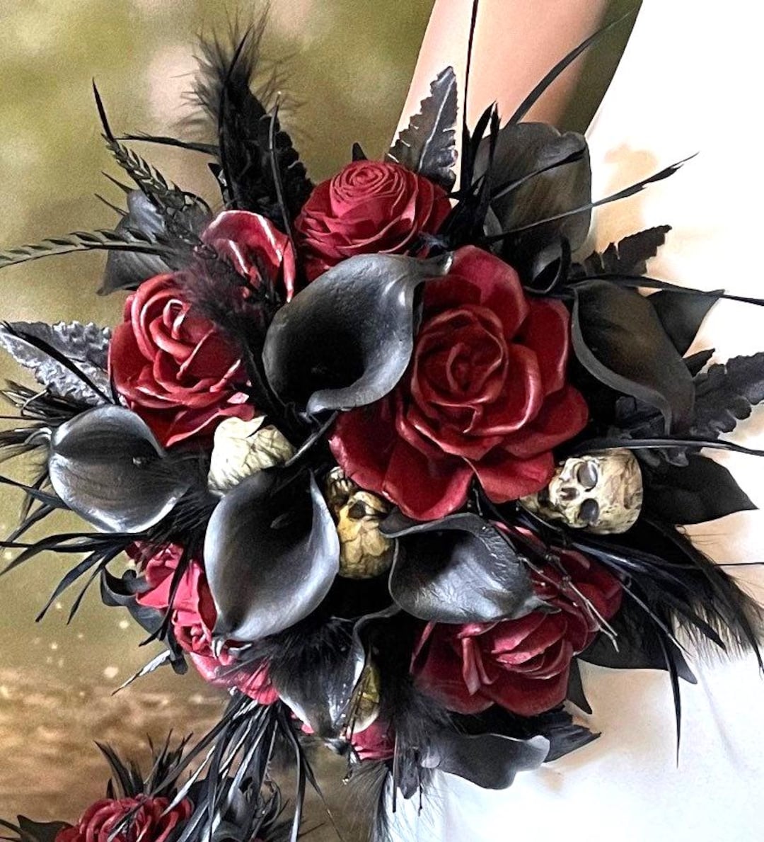 Ramo de novia con calaveras: cala negra gótica y rosas rojas de madera  color burdeos - VERONICA - Etsy México, image size:1080x1189