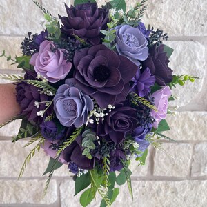 Paquet de fleurs de mariage gothique - Bouquet de mariée en bois de sola violet foncé pourpre clair - JULIANA 11x14" Cascade