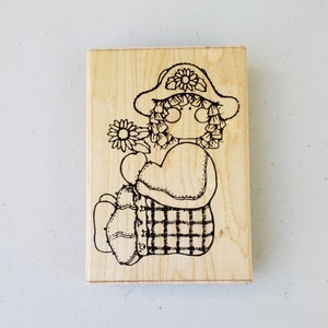 Punkte Sarah N203 Kleines Mädchen hält eine Blume Gingham Hut HolzStempel