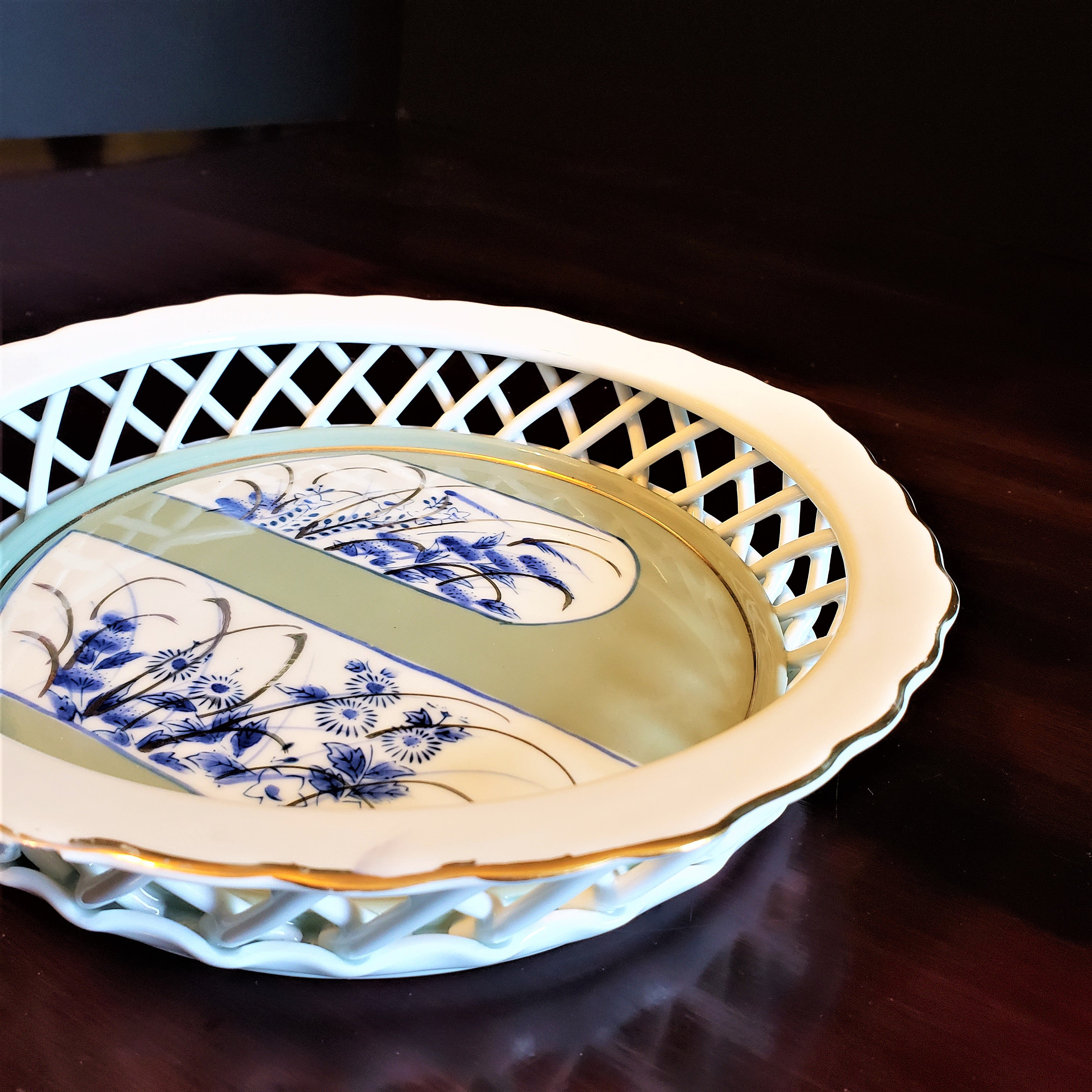 ヴィンテージ磁器の網目模様の穴あき皿 青い花柄の水色の背景 マーク