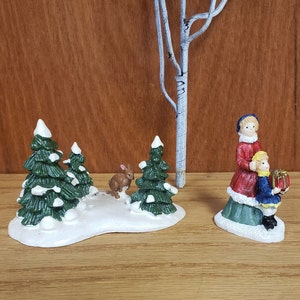 Acessórios para vila de Natal da Departmet 56. Conjunto de três pinheiros cobertos de neve, árvores de abeto, coelho, cantores, casaco feminino, decoração de férias
