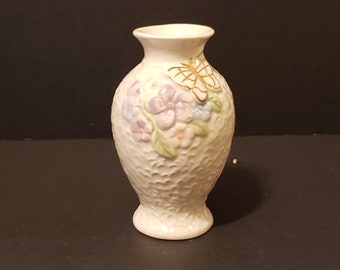 Pequeña cerámica / porcelana bud florero mariposa floral crema rosa azul oro