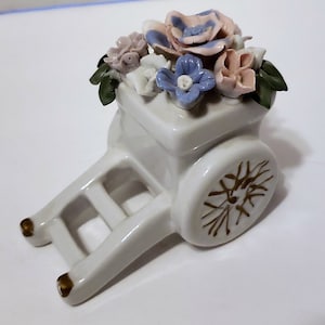 Porzellan Handwagen voller Blumen.