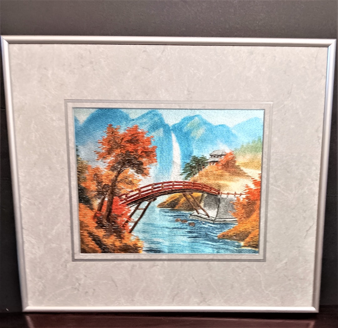 ビンテージ絵画　文化刺繍 山小屋　雪化粧した山脈 ハンドメイド il_1080xN.5111746482_ig2b.jpg
