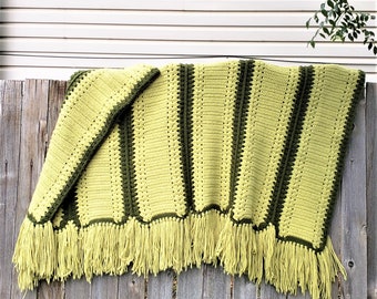 Vintage Mano Crocheted Afghan Greens Fringe BOHO Rayas Manta Cubierta Tiro 52"x 60"