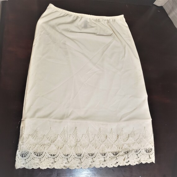 Vintage knee length white quad lace trimmed dress… - image 2