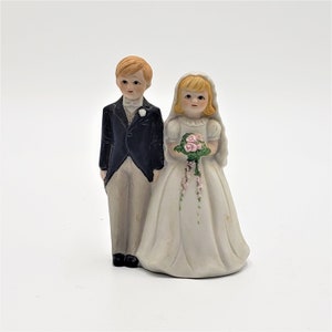 Linker Brautpaar Tortenaufsatz Schleier schwarz weiß Rosa Blumen Porzellan Glöckchen