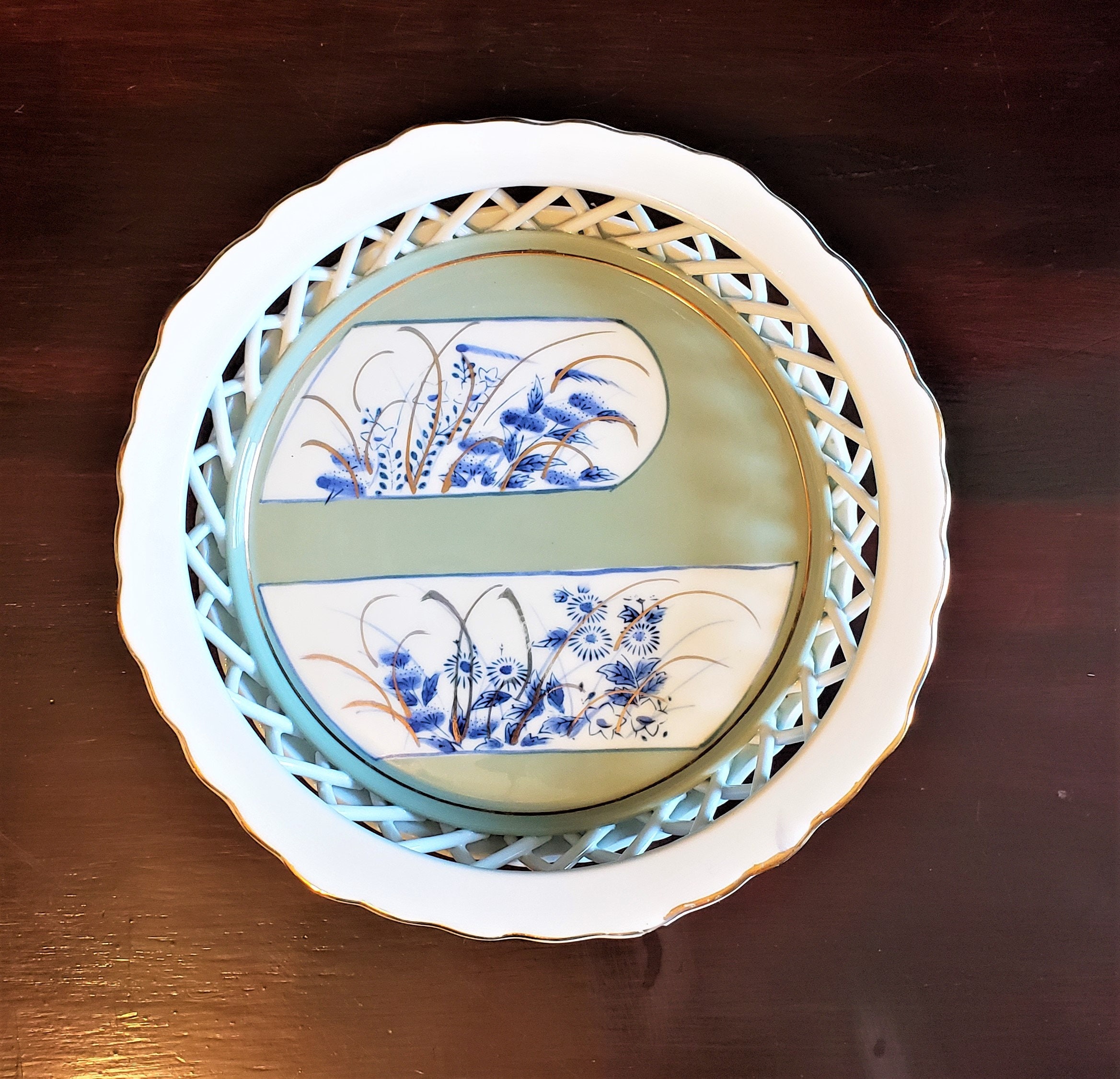 ヴィンテージ磁器の網目模様の穴あき皿 青い花柄の水色の背景 マーク