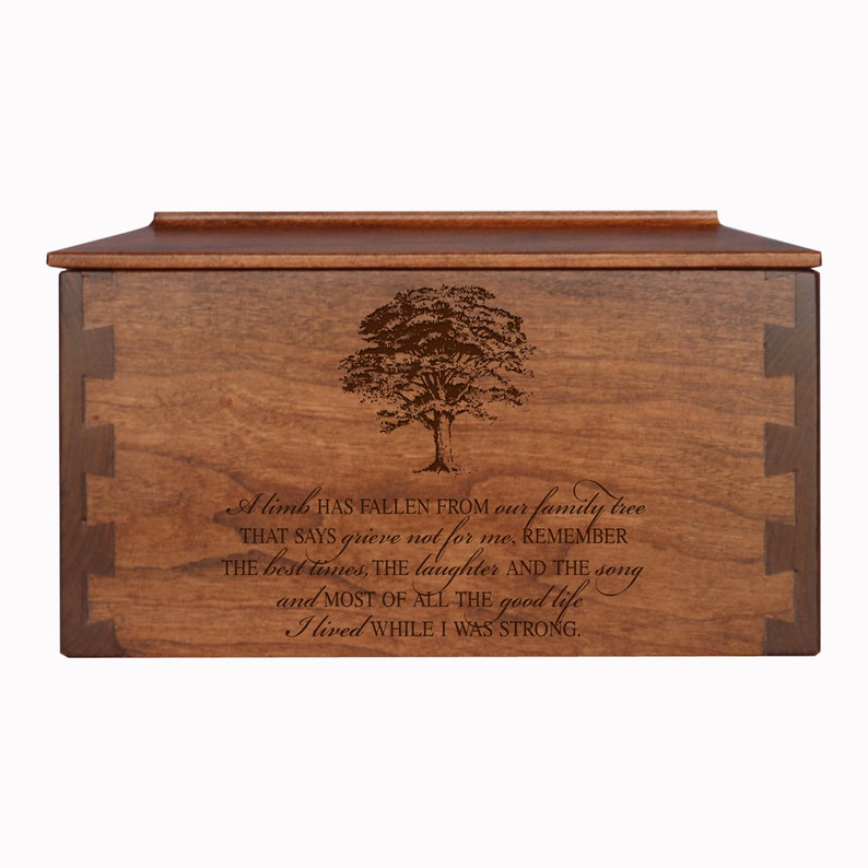 Puede incluir: Una caja de madera con un dise&ntilde;o de &aacute;rbol y la inscripci&oacute;n "A limb has fallen from our family tree that says grieve not for me, remember the best times, the laughter and the song and most of all the good life I lived while I was strong."