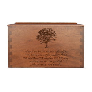 Puede incluir: Una caja de madera con un dise&ntilde;o de &aacute;rbol y la inscripci&oacute;n "A limb has fallen from our family tree that says grieve not for me. Remember the best times, the laughter and the song and most of all the good life I lived while I was strong."