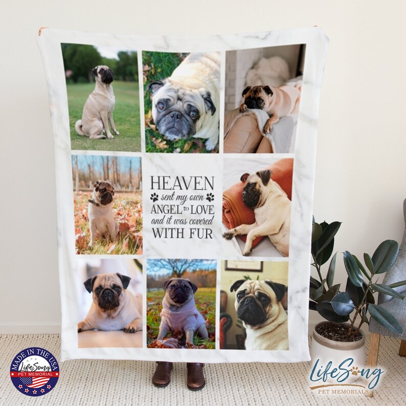 K&ouml;nnte beinhalten: Eine wei&szlig;e Fleece-Decke mit Marmormuster und einer Collage von Fotos von Mops. Der Text "HEAVEN sent my own ANGEL to LOVE and it was covered WITH FUR" ist auf der Decke gedruckt.