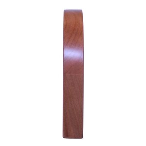 Pu&ograve; includere: Un primo piano di un anello di legno, che mostra la venatura del legno. L'anello &egrave; di colore marrone chiaro e ha una finitura liscia.