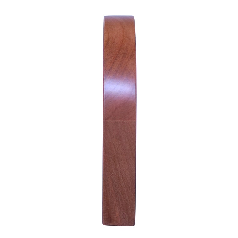 Pu&ograve; includere: Un primo piano di un anello di legno, che mostra la venatura del legno. L'anello &egrave; di colore marrone chiaro e ha una finitura liscia.