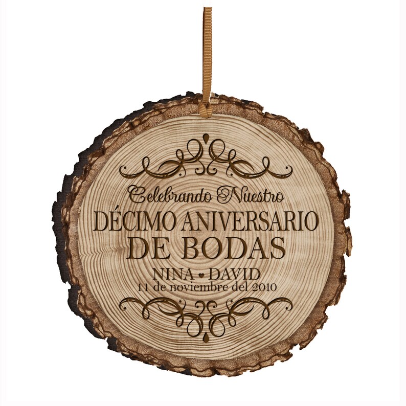 Pu&ograve; includere: Un ornamento rotondo in legno con una texture rustica a grana di legno. Presenta il testo "Celebrando Nuestro D&Eacute;CIMO ANIVERSARIO DE BODAS NINA - DAVID 11 de noviembre del 2010" in un carattere marrone.