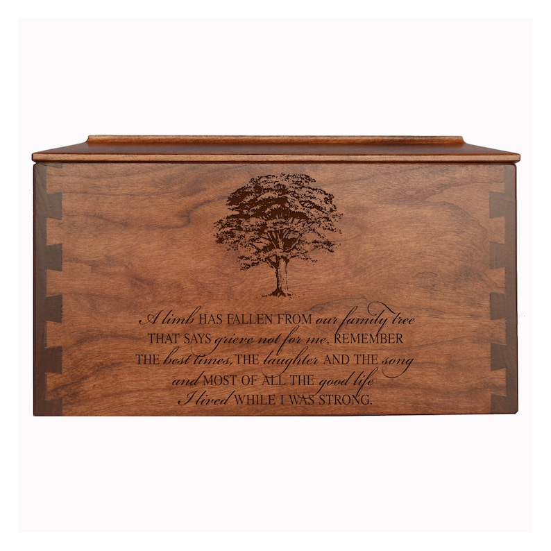 Puede incluir: Una urna de cremaci&oacute;n de madera con un dise&ntilde;o de &aacute;rbol y la inscripci&oacute;n "A limb has fallen from our family tree that says grieve not for me. Remember the best times, the laughter and the song and most of all the good life I lived while I was strong."