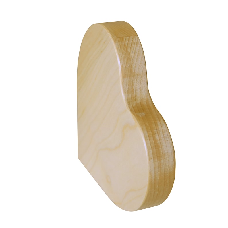 Pu&ograve; includere: Una scatola di legno chiaro a forma di cuore. La scatola &egrave; realizzata in legno naturale e ha una finitura liscia.