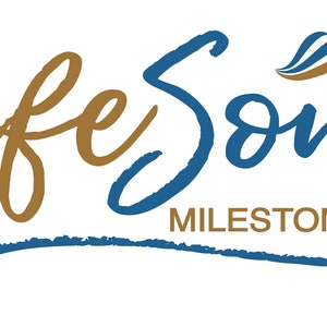 Pu&ograve; includere: Un logo blu e oro con il testo "Life Song Milestones" in un font corsivo. Il logo presenta un design a onda stilizzato.