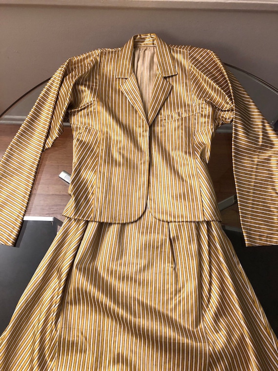 Beatiful gucci style gold striped suit. Metallic a