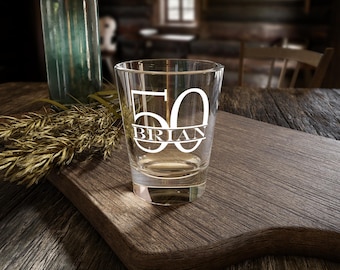 Vaso de chupito personalizado para el 50 cumpleaños - Vaso con nombre grabado - Divertido regalo de cumpleaños para él o ella, recuerdo de fiesta para celebrar un hito importante.