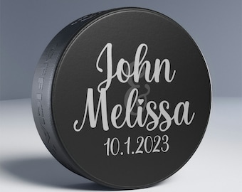Recuerdos de boda personalizados con forma de disco de hockey: nombres de los novios, fecha