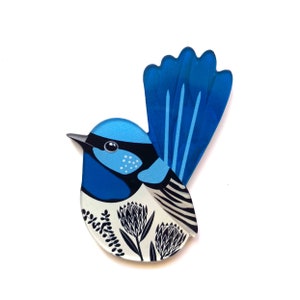 Adorable Fairy Wren Pin, Up-cycled vinyl record, resin, eco-friendly, original artwork, colourful, sustainable, wearable art, bird
