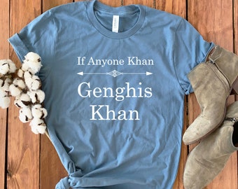 Pode incluir: Uma camiseta azul com texto branco que diz "If Anyone Khan Genghis Khan" com uma seta apontando para a direita.