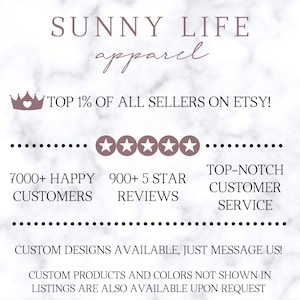 K&ouml;nnte beinhalten: Eine Grafik mit dem Text "SUNNY LIFE apparel" in rosa Schrift. Die Grafik enth&auml;lt auch eine Krone mit einem Herzen, f&uuml;nf Sterne und den Text "TOP 1% OF ALL SELLERS ON ETSY!"  "7000+ HAPPY CUSTOMERS"  "900+ 5 STAR REVIEWS"  "TOP-NOTCH CUSTOMER SERVICE"  "CUSTOM DESIGNS AVAILABLE, JUST MESSAGE US!"  "CUSTOM PRODUCTS AND COLORS NOT SHOWN IN LISTINGS ARE ALSO AVAILABLE UPON REQUEST"