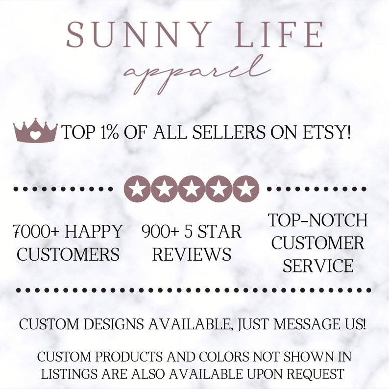 K&ouml;nnte beinhalten: Eine Grafik mit dem Text "SUNNY LIFE apparel" in rosa Schrift. Die Grafik enth&auml;lt auch eine Krone mit einem Herzen, f&uuml;nf Sterne und den Text "TOP 1% OF ALL SELLERS ON ETSY!"  "7000+ HAPPY CUSTOMERS"  "900+ 5 STAR REVIEWS"  "TOP-NOTCH CUSTOMER SERVICE"  "CUSTOM DESIGNS AVAILABLE, JUST MESSAGE US!"  "CUSTOM PRODUCTS AND COLORS NOT SHOWN IN LISTINGS ARE ALSO AVAILABLE UPON REQUEST"