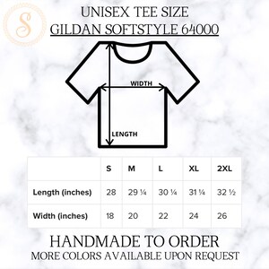 Może przedstawiać: Tabela rozmiar&oacute;w koszulki unisex dla koszulek Gildan Softstyle 64000. Tabela pokazuje długość i szerokość w calach dla rozmiar&oacute;w S, M, L, XL i 2XL.