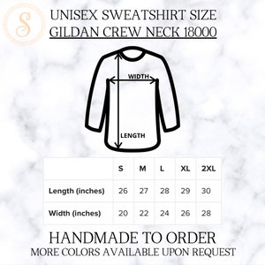 K&ouml;nnte beinhalten: Gr&ouml;&szlig;entabelle f&uuml;r ein Unisex-Gildan-Sweatshirt mit Rundhalsausschnitt, die die Ma&szlig;e in Zoll f&uuml;r L&auml;nge und Breite in den Gr&ouml;&szlig;en S, M, L, XL und 2XL zeigt.  Handgefertigt auf Bestellung, weitere Farben auf Anfrage erh&auml;ltlich.