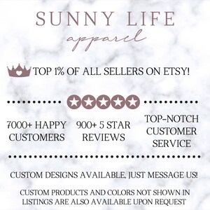 Może przedstawiać: Grafika z tekstem "SUNNY LIFE apparel" w r&oacute;żowych literach. Grafika zawiera r&oacute;wnież koronę z sercem, pięć gwiazdek i tekst "TOP 1% OF ALL SELLERS ON ETSY!"  "7000+ HAPPY CUSTOMERS"  "900+ 5 STAR REVIEWS"  "TOP-NOTCH CUSTOMER SERVICE"  "CUSTOM DESIGNS AVAILABLE, JUST MESSAGE US!"  "CUSTOM PRODUCTS AND COLORS NOT SHOWN IN LISTINGS ARE ALSO AVAILABLE UPON REQUEST"