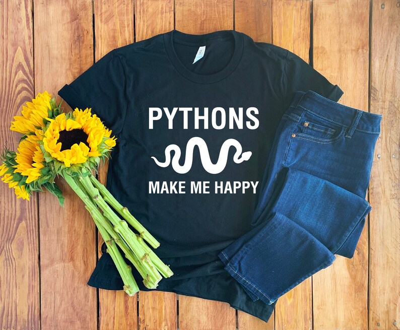 K&ouml;nnte beinhalten: Schwarzes T-Shirt mit wei&szlig;em Text "Pythons make me happy" und einer wei&szlig;en Schlangengrafik.