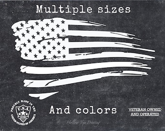 Könnte beinhalten: Ein verwittertes weißes amerikanisches Flaggen-Design auf schwarzem Hintergrund. Der Text "Multiple sizes" und "And colors" ist unter der Flagge gedruckt. Der Text "PROUDLY MADE IN THE U.S.A. UNITED STATES OF AMERICA" ist in einem Kreis auf der linken Seite des Bildes gedruckt. Der Text "VETERAN OWNED AND OPERATED" ist auf der rechten Seite des Bildes gedruckt. Der Text "Hollow Tree Printing" ist unter dem Text "And colors" gedruckt.