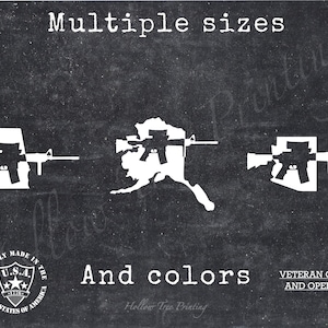 以下が含まれることがあります： 暗い背景に、アラスカを含む米国の州の輪郭に重ねられた白いグラフィックデザインのライフル。テキストは「Multiple sizes」と「And colors」と書かれています。画像には「Proudly Made in the USA」のエンブレムと「Veteran Owned and Operated」も含まれています。